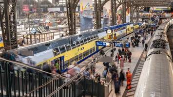 am hamburger hauptbahnhof: mann bringt sich für schuh in lebensgefahr
