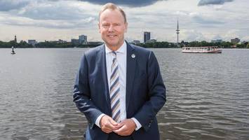 senator mit ausdauer: auf dem laufband im büro schaltet andy grote ab