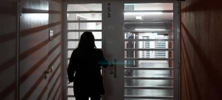 „diesen hässlichen russen schmeiß’ ich morgen in den keller“: so unmenschlich ging es in der jva gablingen zu