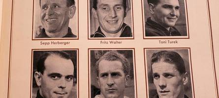 Dieses Heft lässt Fußballherzen höher schlagen: Allgäuer sammelte Zigarettenbilder vom „Wunder von Bern“