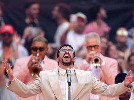 Leute: Auf „zwei Meter“ Bier mit Bad Bunny