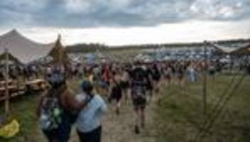 Extremwetter und Hitzewelle : Southside-Festival in Baden-Württemberg wegen Unwetter unterbrochen