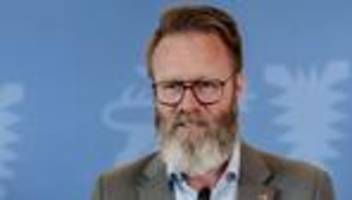 solarfähre: minister entschuldigt sich für fähr-chaos auf der schlei