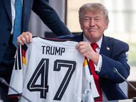fake-flock-alarm: donald trumps dfb-trikot ist nicht ganz echt
