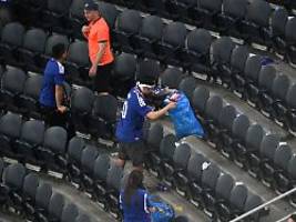 macht das zu hause : doppelmoral? japanische fans ernten kritik für ihre aufräumaktion