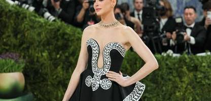 Anne Hathaway: Hollywoodstar teilt News zu drittem Kind auf Instagram