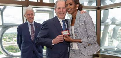 George W. Bush schenkt Michelle Obama Minzbonbons (es gibt eine Story dahinter)