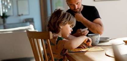 Medienkonsum in der Familie: Das Smartphone isst mit – bei Eltern häufiger als bei Kindern