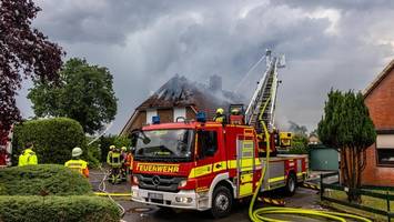 Gewitter am Morgen: Blitzeinschlag setzt Dach von Mehrfamilienhaus in Brand