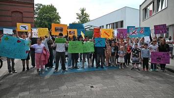spritzen, schießereien: kinder gehen gegen abrigado auf die barrikaden