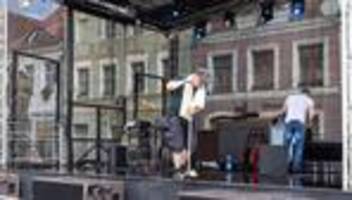 fest in cottbus: bühnenprogramm bei stadtfest wegen gewitter unterbrochen