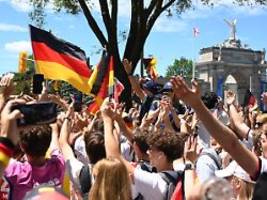 Aber die Schotten ...: Vor WM-Kracher: Deutschland-Trikots fluten Toronto