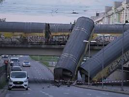 Ein lebensgefährlich Verletzter: Güterzugwaggons stürzen in München von einer Brücke
