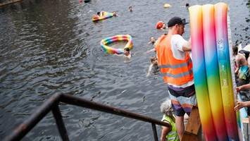 Mit Badehose gegen das Verbot: Hunderte protestieren schwimmend in der Spree