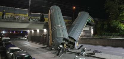 München: Zwei Güterzugwaggons stürzen in Milbertshofen von einer Brücke