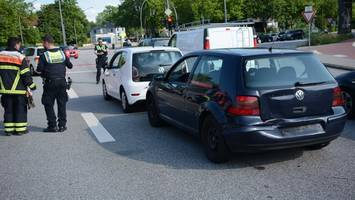 Schwerer Auffahrunfall auf der B5 – Pkw-Fahrer flüchtet nach Karambolage