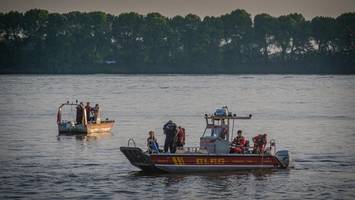 Feuerwehr im Rettungseinsatz: Person treibt in der Elbe bei Teufelsbrück