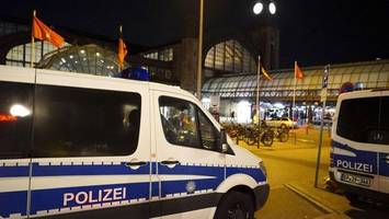 frau hilft beim tragen eines kinderwagens und wird dabei opfer einer kriminellen