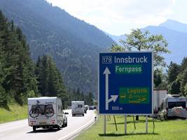ferienverkehr blockiert: demo am fernpass lässt verkehrsprobleme in bayern befürchten