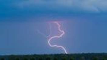 gewitter-folgen: blitz schlägt in wohnhaus in hönow ein