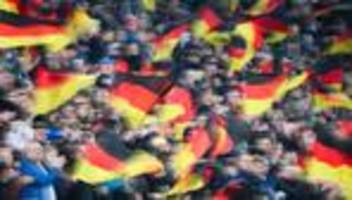 Public Viewing: Rassistische Parolen beim Public Viewing – Polizei ermittelt