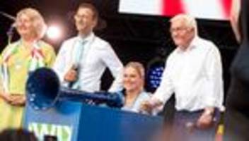 Regattawoche und Volksfest: Segler aus 50 Ländern, 500 Konzerte – Kieler Woche gestartet