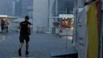 unwetter: gewitter über berlin – s-bahn-ausfälle und event-pausen