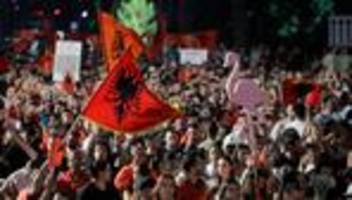 albanien: zehntausende protestieren gegen luxusbauprojekt mit trump-verbindung