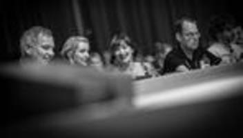 die linke: die linke stimmt für neue führung und völkermord-beschluss