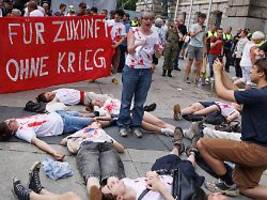 nie wieder wehrpflicht: demonstranten stören pistorius bei veteranen-ehrung