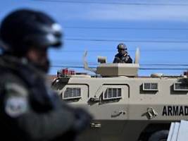 sechs insassen tot: militärmaschine stürzt in bolivien ab
