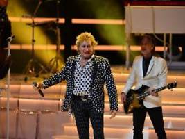sänger kurz vor ohnmacht: rod stewart braucht auf der bühne eine sauerstoffflasche