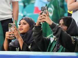 Öl-Protest an Stadien: Wie Saudi-Arabien schon bei dieser WM so manche Fäden zieht