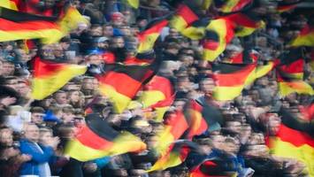 Rassistische Parolen beim Public Viewing in Prenzlauer Berg – Polizei ermittelt