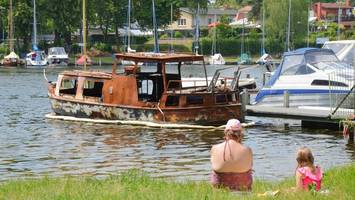 Abgebranntes Schrottboot am Stadtrand von Berlin „verschandelt“ Badestelle