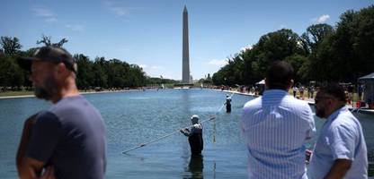 Donald Trump spricht von Vandalismus am Lincoln Memorial Reflecting Pool in Washington, D.C.