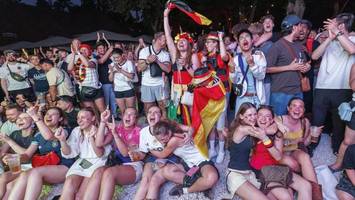 5000 hamburger fiebern mit! 80 tolle fotos vom public viewing am landhaus walter
