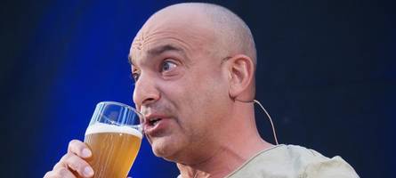 Django Asül: „Die Seriosität hat sich der Söder bislang ja nur herbei rasiert“
