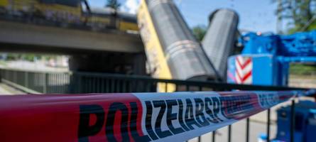 wie konnte der zug in münchen von der brücke stürzen und wie liefen die bergungsarbeiten ab?