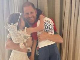 Archie im England-Trikot: Prinz Harry herzt seine Kinder
