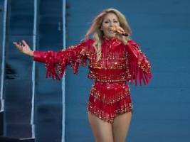 ein (zu) heißer auftritt: helene fischer schält sich aus ganzkörperkondom