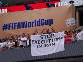 Proteste gegen Regime: Oppositioneller will beim Iran-Spiel das Feld stürmen