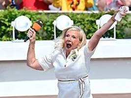 Sprung in den Pool: Andrea Kiewel geht im Fernsehgarten baden