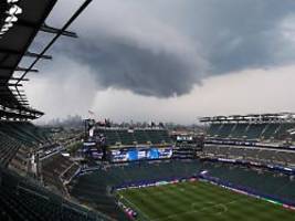 tornado, Überschwemmung: unwetter wirbelt wm-spielvorbereitung durcheinander