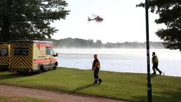 Tragödie im Strandbad: Vater und Tochter fallen von Paddel-Brett – Mann ertrinkt