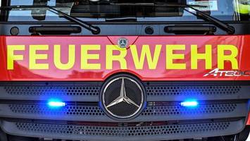 Einsatzfahrzeug der Feuerwehr in schweren Unfall verwickelt – Zeugen gesucht