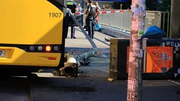 Folgenschwerer Unfall mit BVG-Bus in Neukölln: Laternenmast stürzt auf Fußgänger