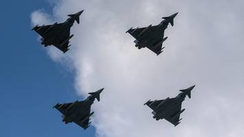 Kampfjets aus USA und Deutschland fliegen über Berlin