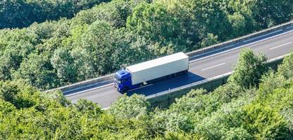 Baden-Württemberg: Lkw mit entzündlicher Ladung legt A8 lahm