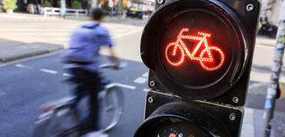 deutschland - rücksichtslose radfahrer: rote ampel? mir egal!